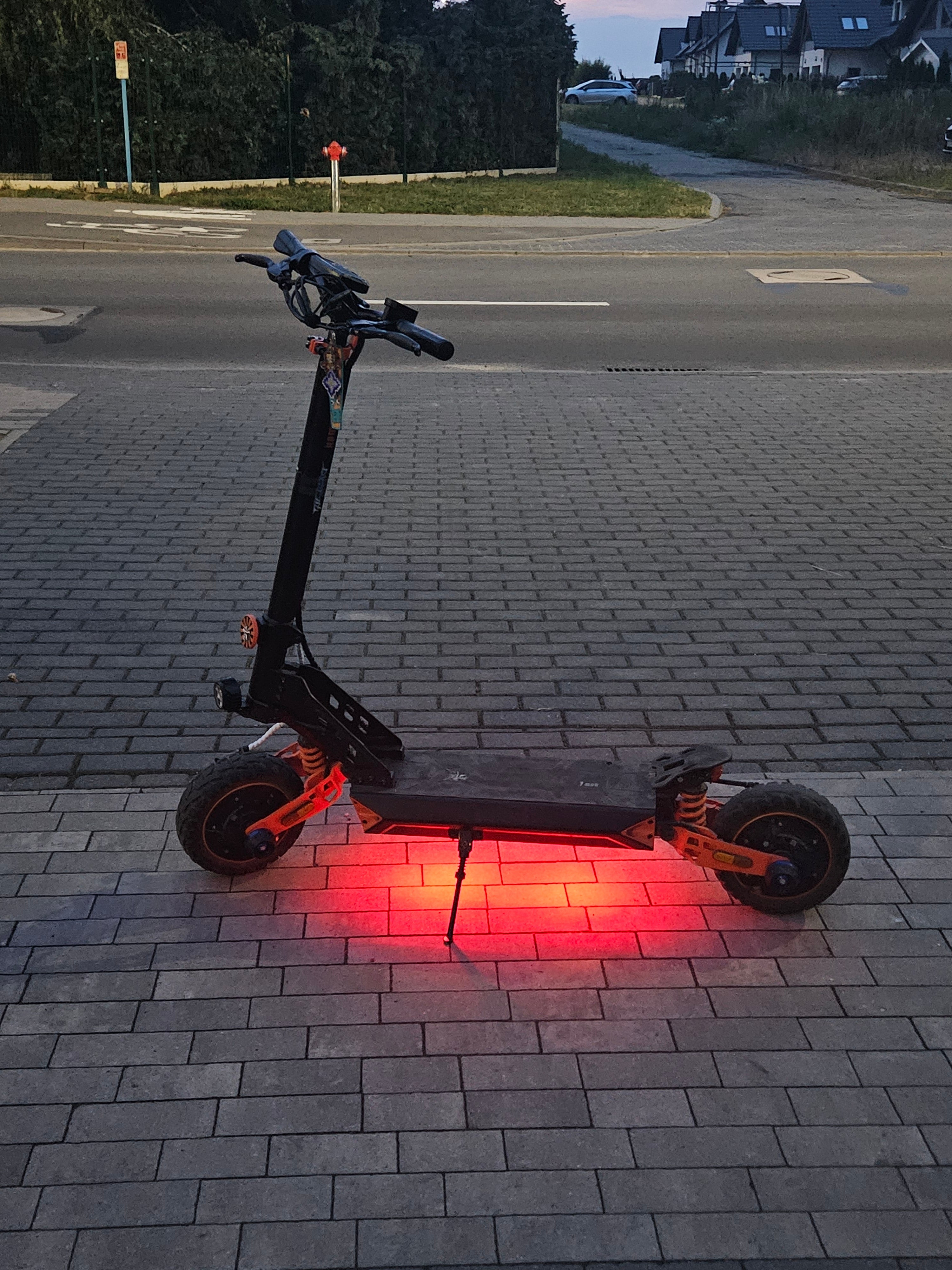 Światła led do hulajnogi elektrycznej sterowane pilotem.